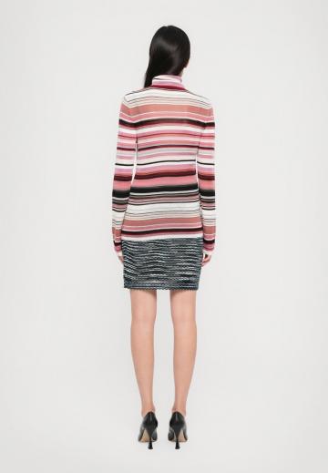 Пуловер в полоску