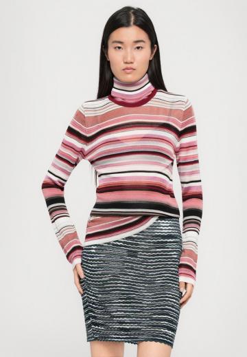 Пуловер в полоску