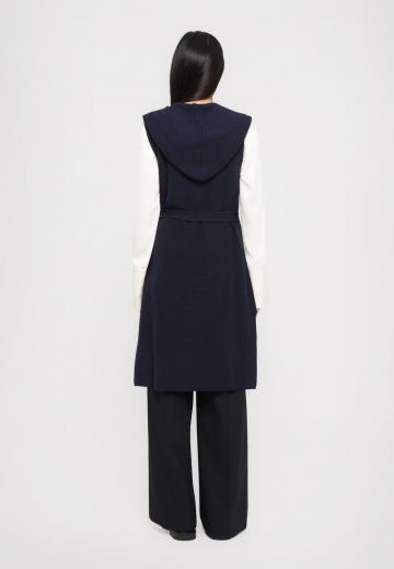 Вязаный жилет