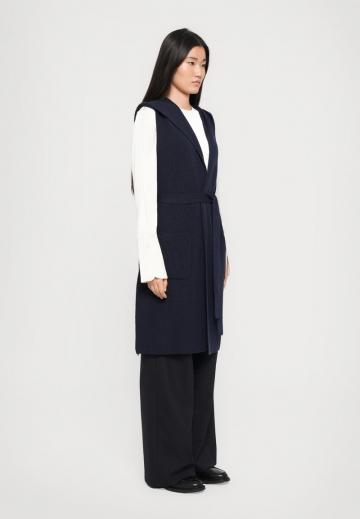 Вязаный жилет