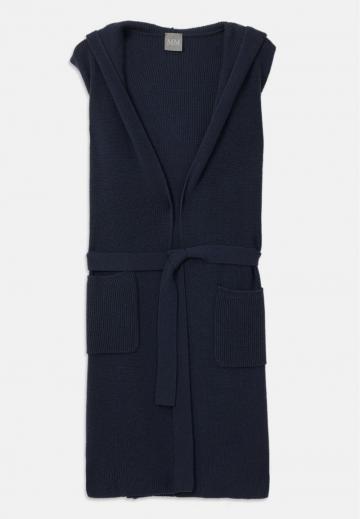 Вязаный жилет