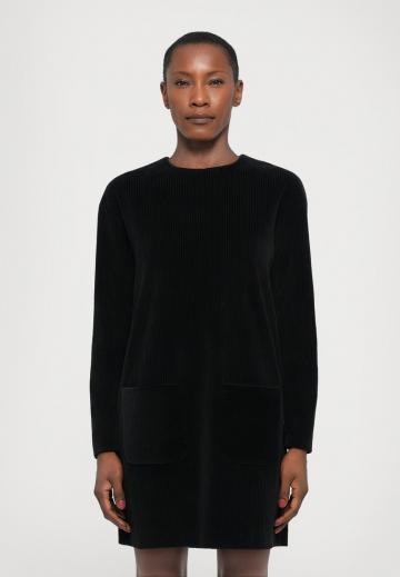 Вязаное платье