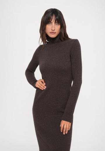 Вязаное платье