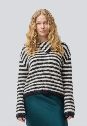 Пуловер в полоску