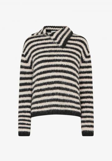 Пуловер в полоску