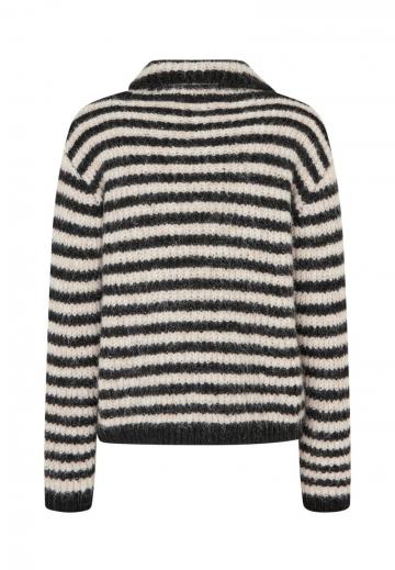 Пуловер в полоску