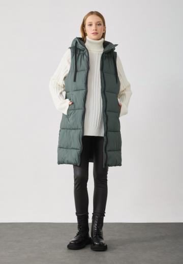 Длинный жилет