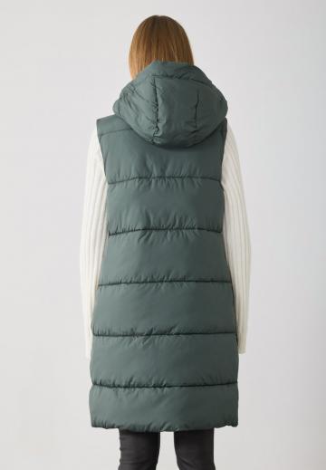 Длинный жилет