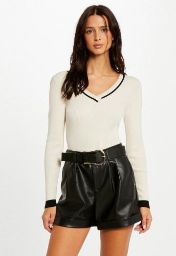 Пуловер с вырезом V