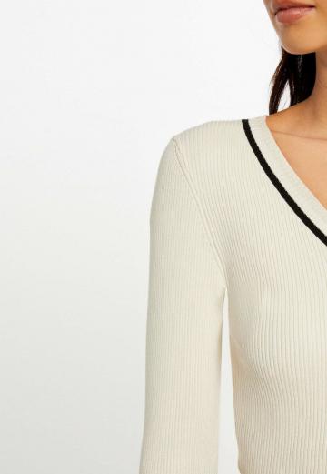 Пуловер с вырезом V