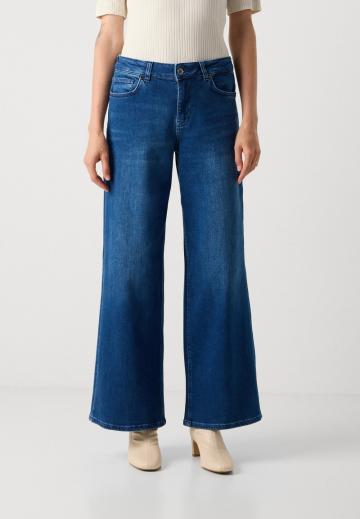 Клешеные джинсы