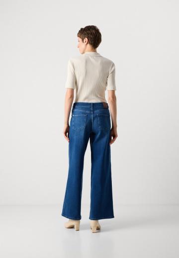 Клешеные джинсы