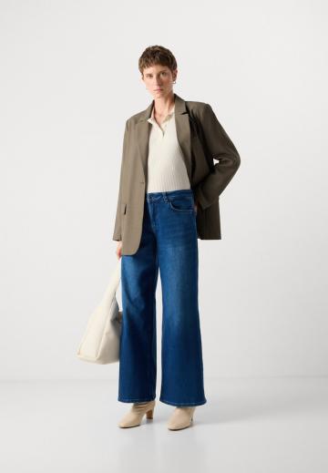 Клешеные джинсы