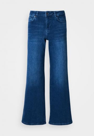 Клешеные джинсы