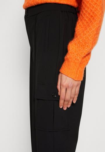 Брюки с накладными карманами