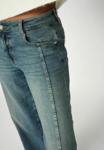 Клешеные джинсы