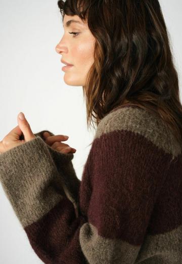 Пуловер в полоску