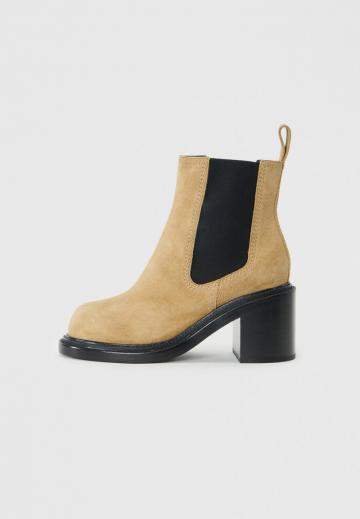 Высокие сапоги