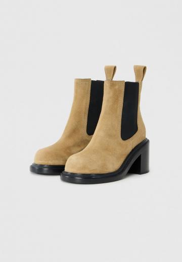 Высокие сапоги