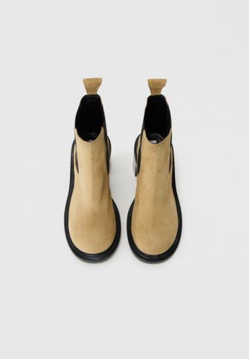 Высокие сапоги