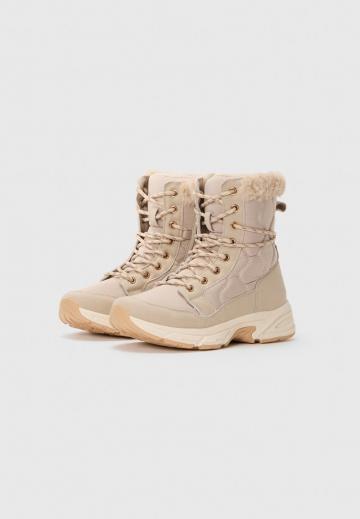 Сапожки на танкетке