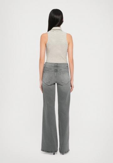 Клешеные джинсы