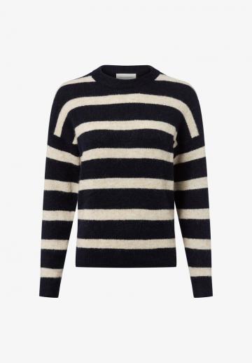 Пуловер в полоску