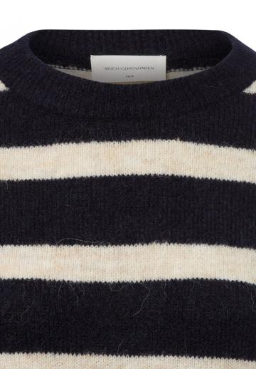 Пуловер в полоску