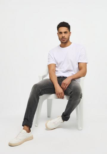 Узкие джинсы