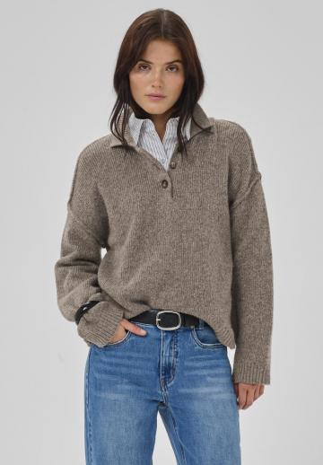 Пуловер с воротником поло