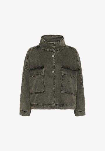 Куртка с накладнымит карманами