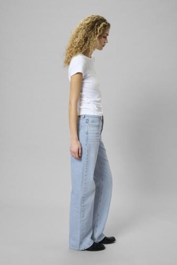 Прямые джинсы