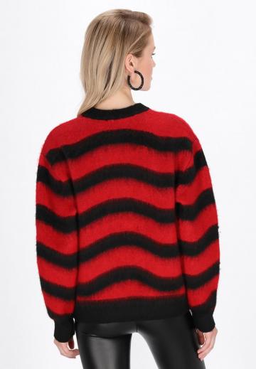 Пуловер в полоску