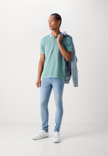 Узкие джинсы