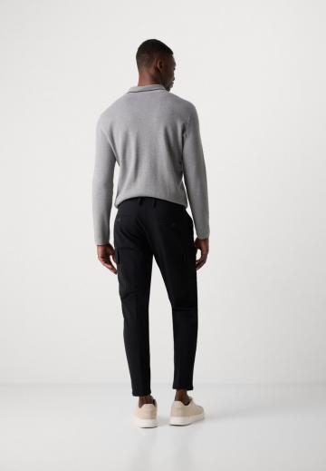 Брюки с накладными карманами