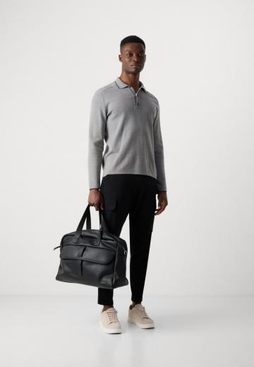 Брюки с накладными карманами