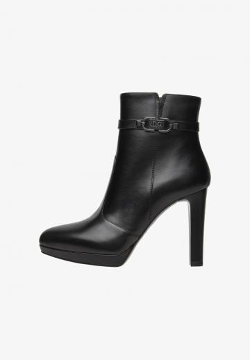 Высокие сапоги