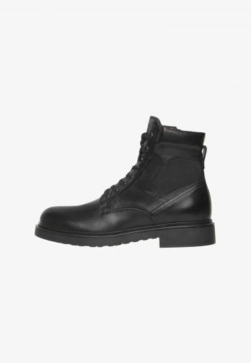 Ботинки на шнуровке