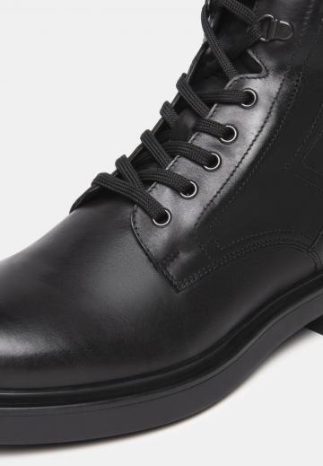 Ботинки на шнуровке