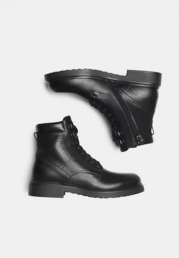 Ботинки на шнуровке