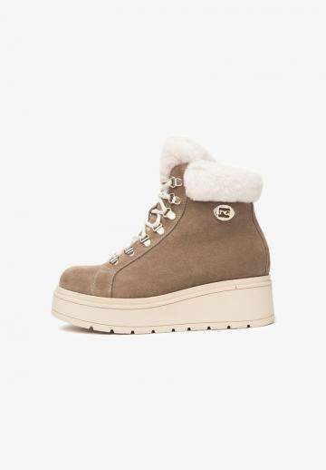 Сапожки на танкетке