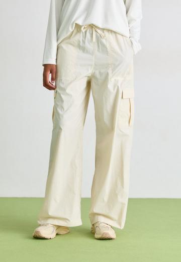 Брюки с накладными карманами