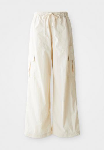 Брюки с накладными карманами