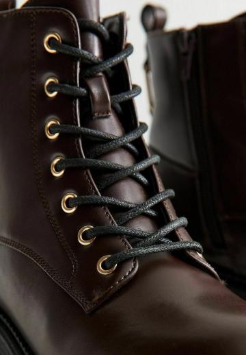 Ботинки на шнуровке