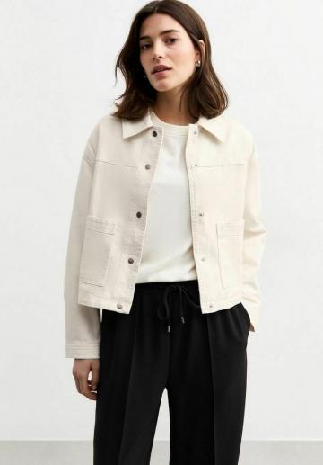 Куртка с накладнымит карманами