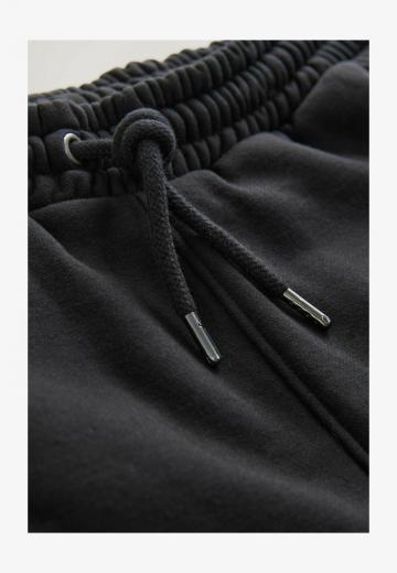 Брюки с накладными карманами