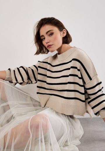 Пуловер в полоску