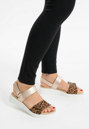 Босоножки на танкетке