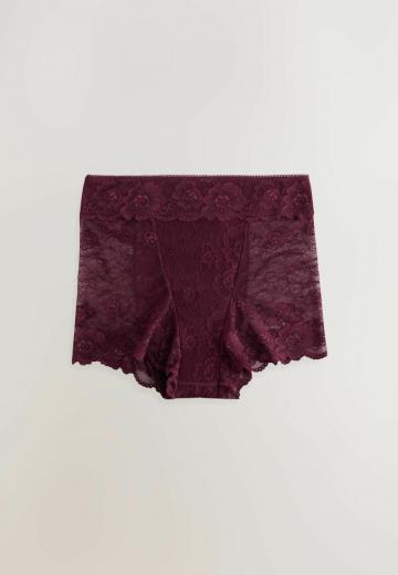 Трусы на бедрах