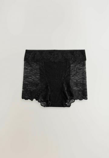 Трусы на бедрах